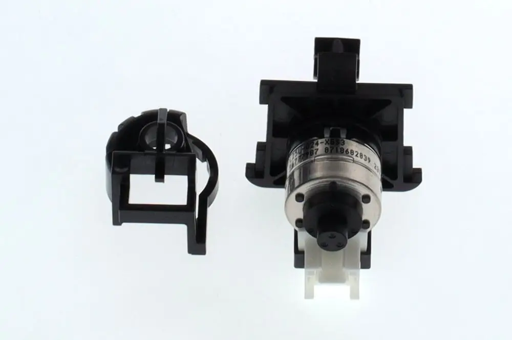 BOSCH Stellmotor in schwarzer Kunststoffhalterung, versehen mit Metallkomponenten. Zwei Teile sichtbar, eines links, ein weiteres rechts in der Montageposition.